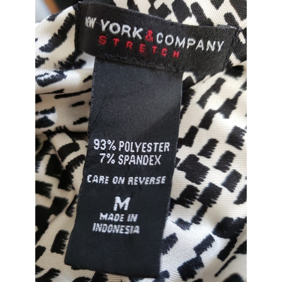 Sleeveless Off-White Print Top - Picture 8 of 9